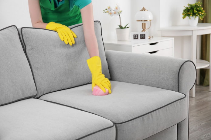 Wie reinigt man Flecken auf einem Sofa?
