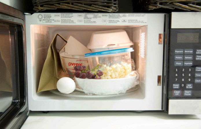 9 na mga item na hindi dapat na nai-microwave