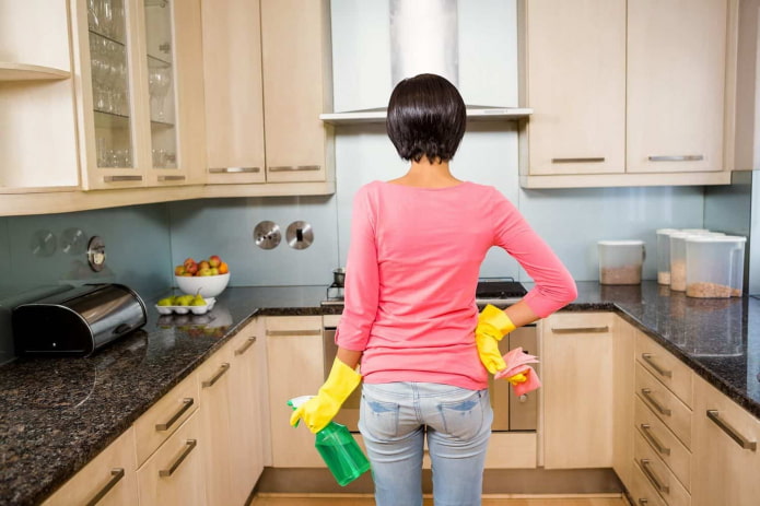 5 Volksheilmittel gegen Fett und Flecken, die für Küchenfronten gefährlich sind