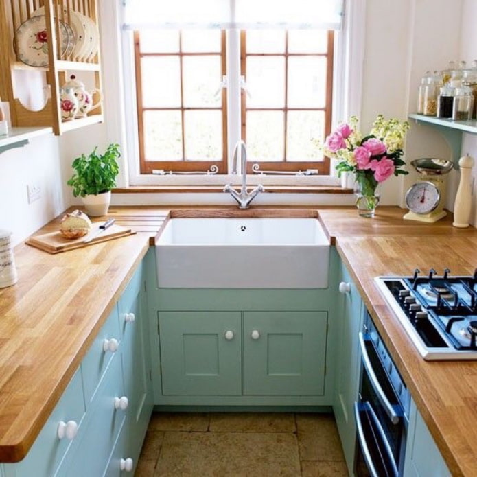 Hogyan lehet felszerelni egy konyhát egy ablakkal?