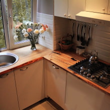 Hogyan lehet felszerelni egy konyhát mosdóval az ablak mellett?
