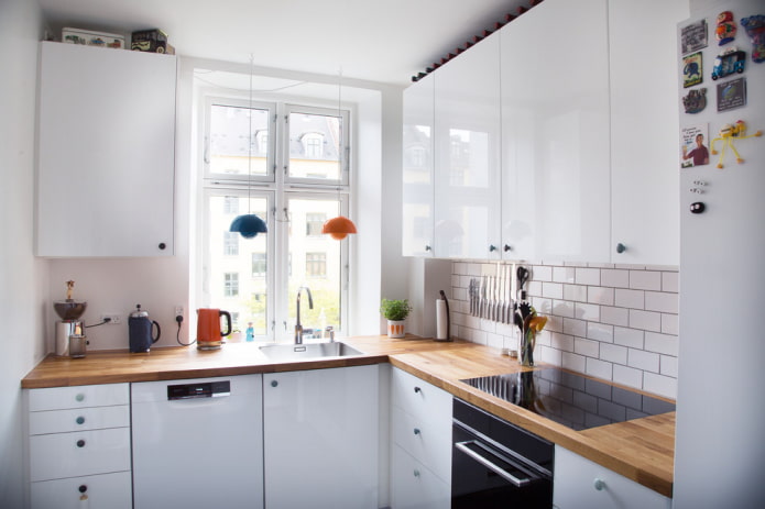 Hogyan lehet felszerelni egy konyhát mosdóval az ablak mellett?