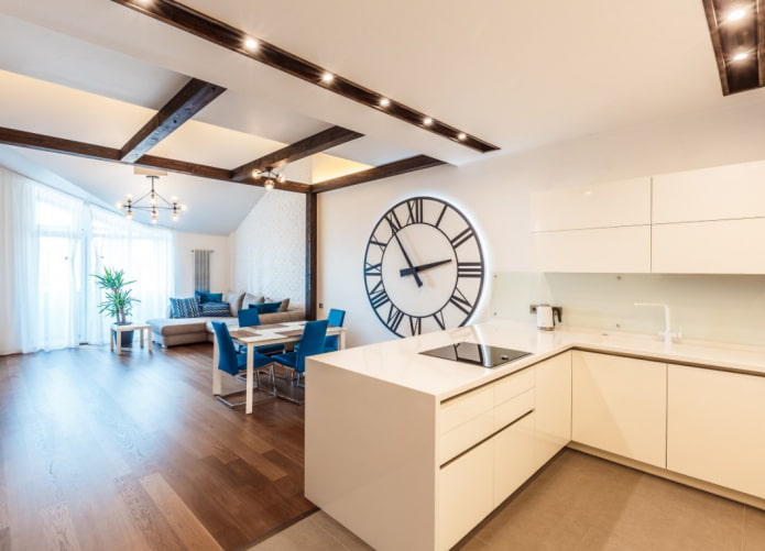 How to use the clock in the interior?