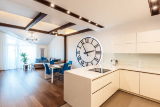 How to use the clock in the interior?