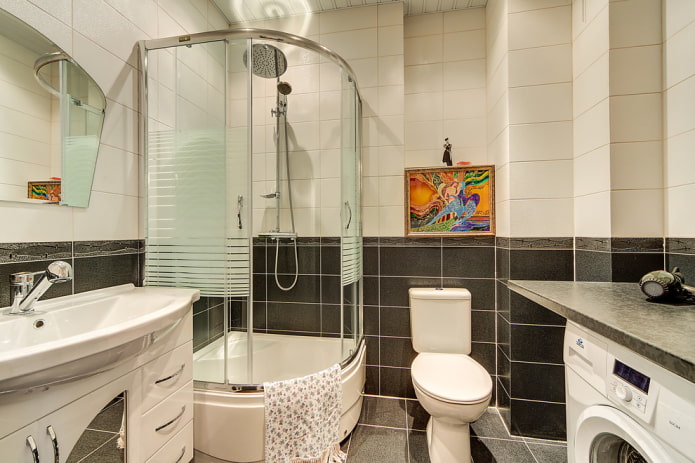 What mistakes are best avoided when arranging a combined bathroom?