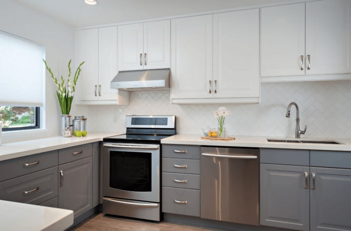 แนวคิดการออกแบบห้องครัวสีเทาและสีขาว