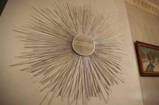 DIY dekorasyon ng sun mirror