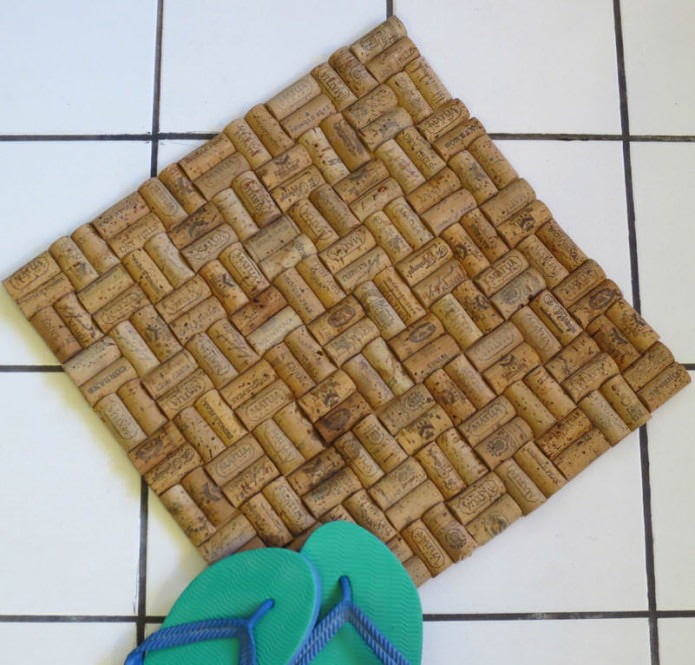 How to make a bottle cork rug?