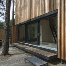 Модеран дизајн мале приватне куће у шуми-1