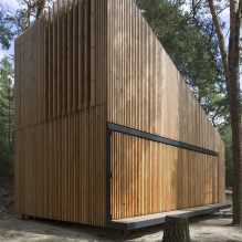 Modernes Design eines kleinen Privathauses im Wald-6