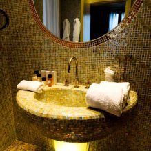 Fürdőszoba belső kialakítása arany színben -5
