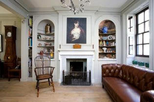 Living room design in the English style: features, photos